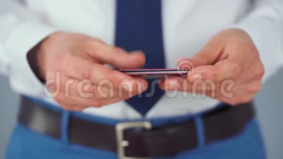 穿着正式的男人从几张信用卡中挑选一张丢弃不必要的视频的预览图