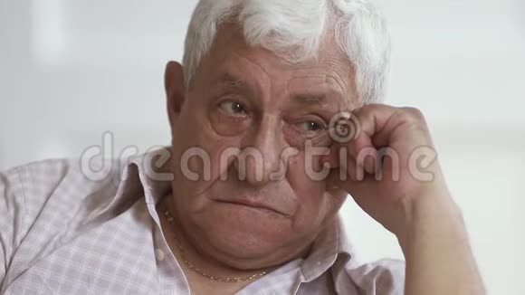沮丧的老年白发老人哭着擦眼泪视频的预览图