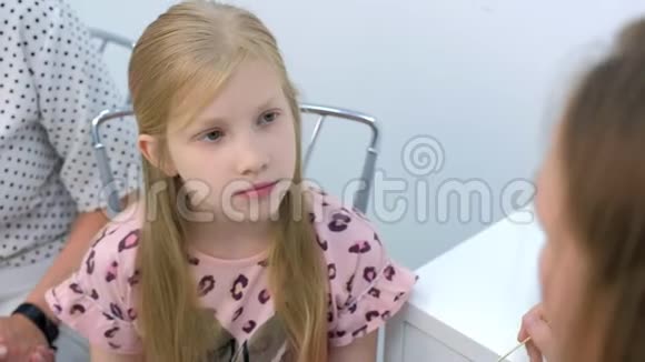 童女在儿科医生张口医生用铲子看喉咙视频的预览图
