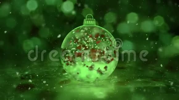 圣诞旋转绿冰玻璃包雪花红花瓣背景环视频的预览图