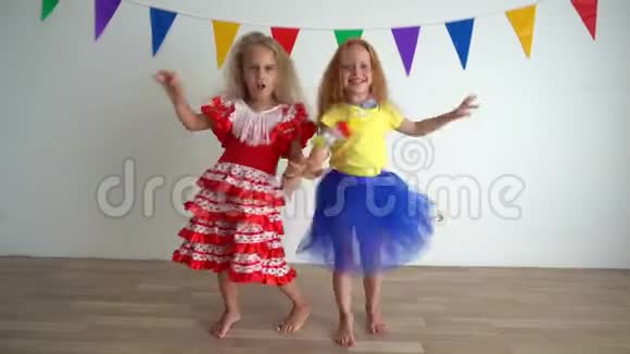最好的朋友女孩们穿着五颜六色的衣服在镜头前翩翩起舞视频的预览图