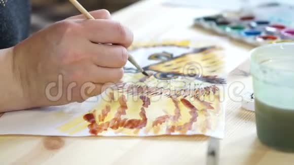 艺术家用刷子他的手视频的预览图