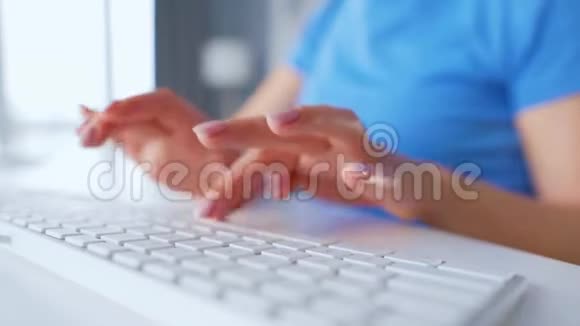 女性手在电脑键盘上打字远程工作的概念视频的预览图