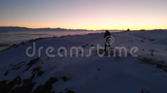 人控制射击无人机美丽的雪景冬季高加索日落视频的预览图