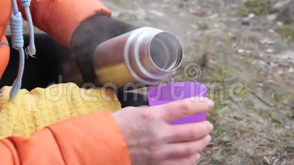 人把热茶倒进大自然的杯子里视频的预览图