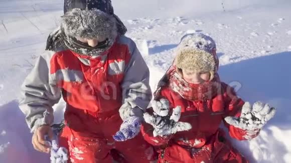 冬天公园里的两个孩子在雪地里视频的预览图