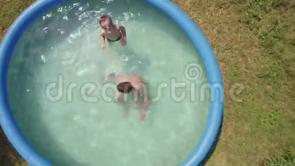 在游泳池和乡间别墅里飞过孩子们俄罗斯视频的预览图