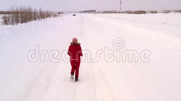 年轻女子跑步过冬顶景视频的预览图