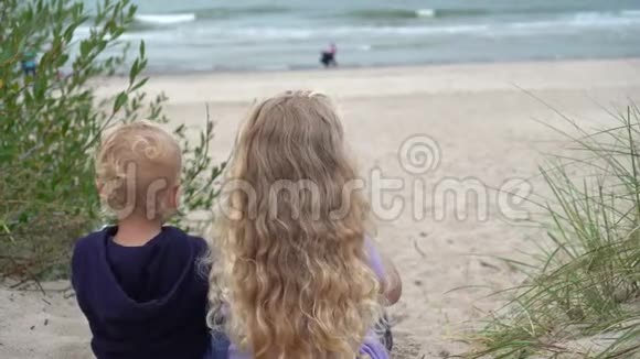 海滩上的小兄弟兄弟姐妹视频的预览图