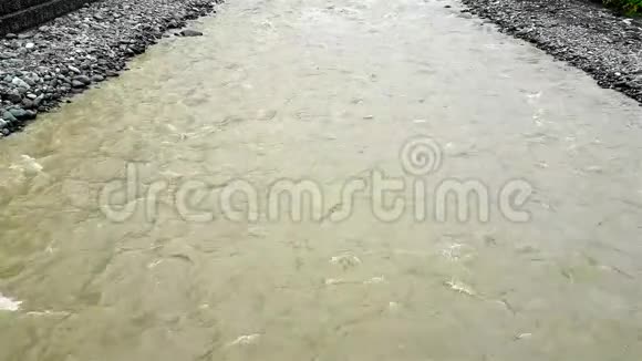一条肮脏河流的俯视图4k视频的预览图