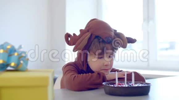穿着驯鹿服装独自庆祝生日的悲伤小男孩视频的预览图