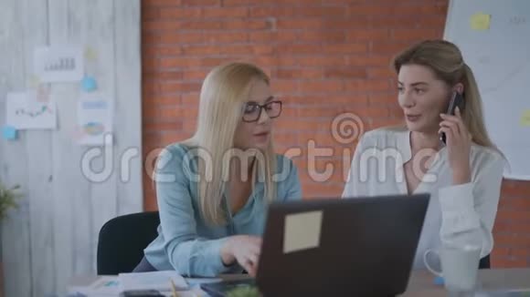 两个女商人和一个客户打电话女人自信地管理公司现代办公室的风格视频的预览图