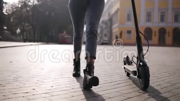 迷人自信的美国女孩戴着时尚太阳镜和蓝色牛仔裤在清晨的城市街道上无忧无虑地行走视频的预览图