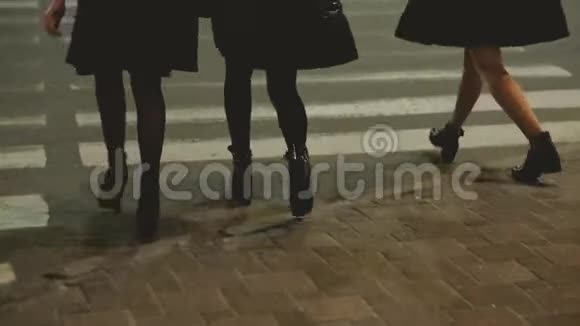 女孩们在欢乐的气氛中漫步在夜街市视频的预览图