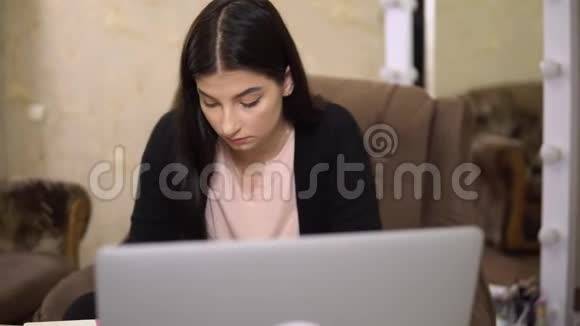 学生女孩在线学习笔记专注女孩自由职业者网络教师视频的预览图