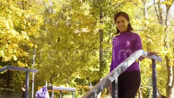 秋天晴天在运动场上的非裔美国女孩视频的预览图