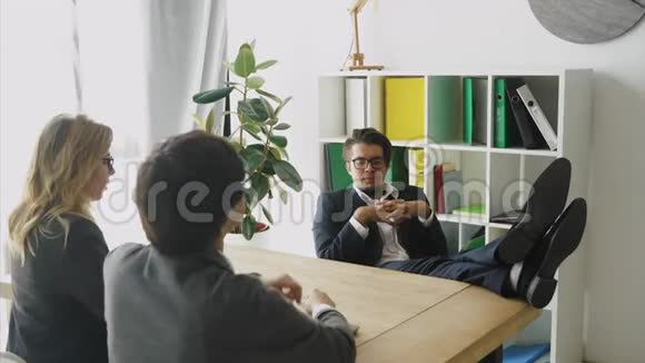 商人在餐桌上与员工交谈视频的预览图
