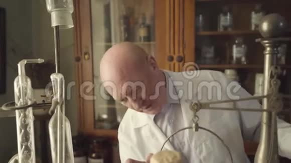 成熟白种人药剂师站在老式药店里说话的特写肖像白色秃顶指南视频的预览图