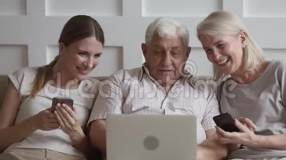 快乐的老父母和小女儿用会说会笑的装置视频的预览图