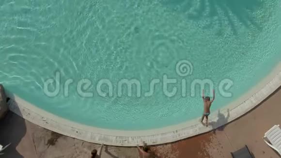 三个孩子正潜入游泳池视频的预览图