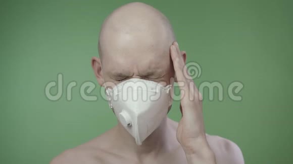 戴面具的裸胸男子因冠状病毒而头痛视频的预览图