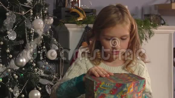 惊喜又快乐的女孩打开圣诞礼盒视频的预览图