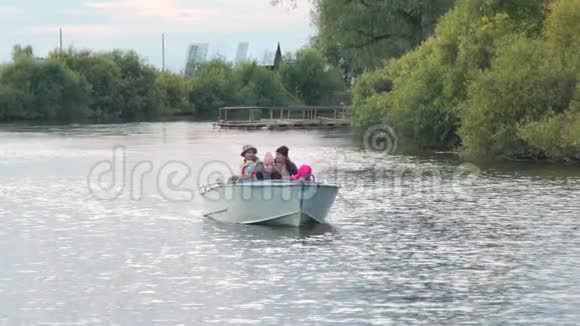 一家人在湖上驾驶一艘船视频的预览图