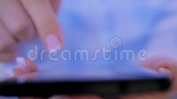 使用智能手机的女士近距离俯视慢动作视频的预览图
