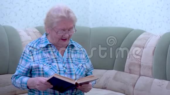 戴眼镜的老妇人看书视频的预览图