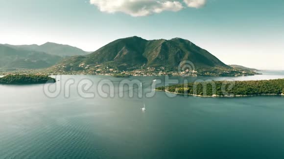希腊西部爱奥尼亚海风景如画的绿色岛屿的鸟瞰图视频的预览图