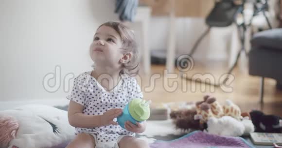 可爱的一岁幼儿在家视频的预览图