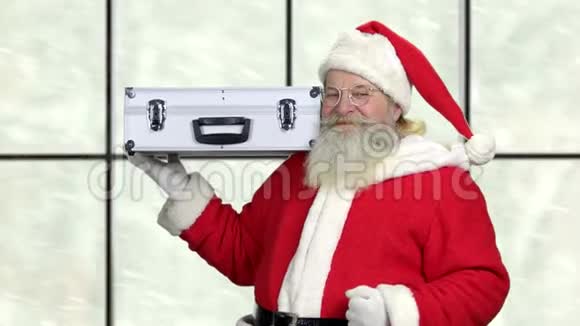 戴眼镜的圣诞老人手里拿着钞票视频的预览图