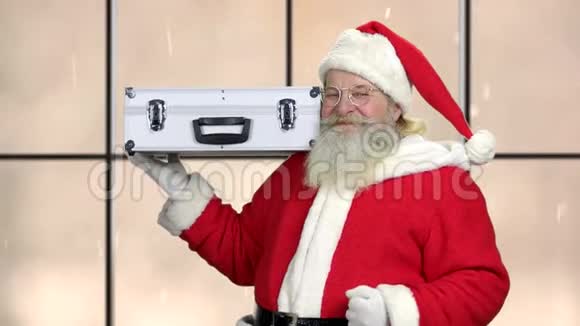 把银箱放进圣诞老人手里视频的预览图