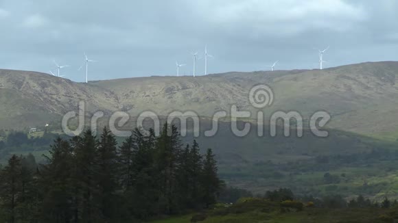 山顶上的风力涡轮机视频的预览图