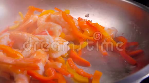 虾和胡椒在平底锅里炒视频的预览图