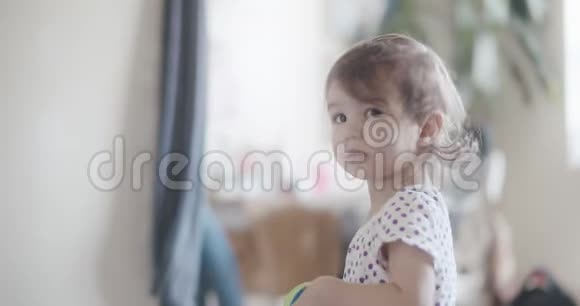可爱的一岁幼儿在家视频的预览图