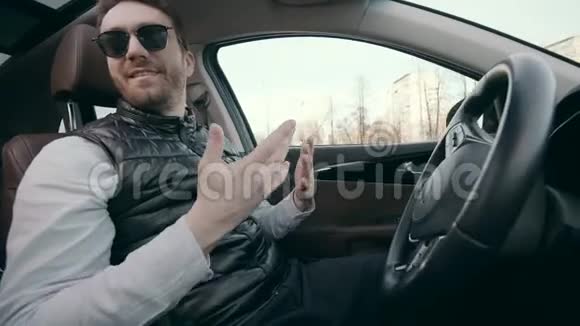 一个人不接触方向盘而一辆汽车是自吠视频的预览图