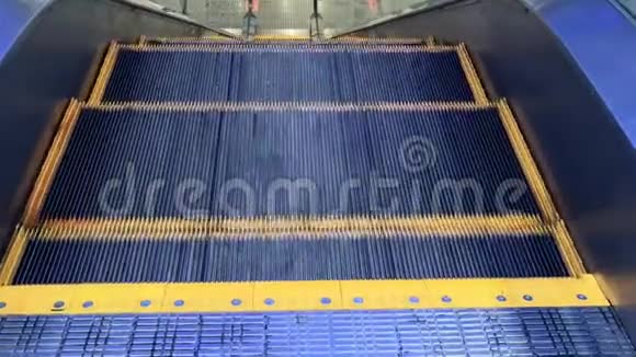 商场自动扶梯的正面视图视频的预览图