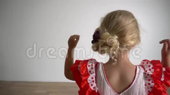 穿裙子跳舞的女孩金发四岁的孩子女儿万向节运动视频的预览图