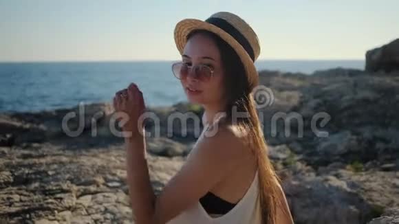 戴草帽的性感女孩海边的夏日肖像视频的预览图