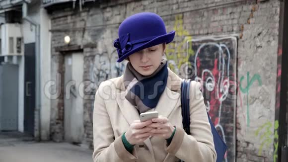 可爱的人帽子特写短信电话与严肃的脸在街道4K视频的预览图