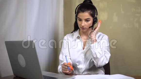 销售代理女士耳机接听来电与客户交谈秘书视频的预览图