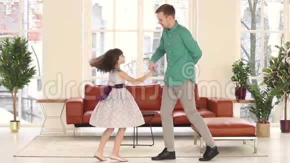 可爱的爸爸和他的孩子公主一起跳舞一起享受时光视频的预览图