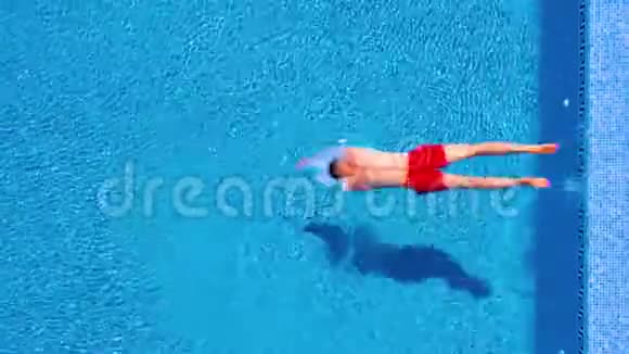 从顶部看一个人潜入游泳池在水下游泳视频的预览图