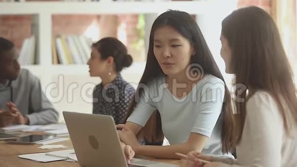年轻的越南女孩帮助朋友做家庭作业视频的预览图
