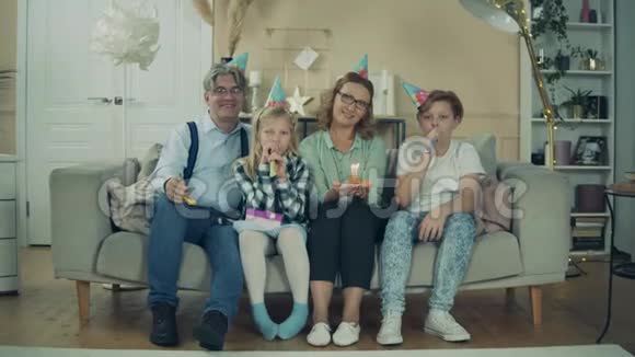 家庭庆祝儿童及其祖父母视频的预览图