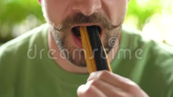 留胡子的人蜷缩着胡子在咖啡馆里吃巧克力麦片视频的预览图