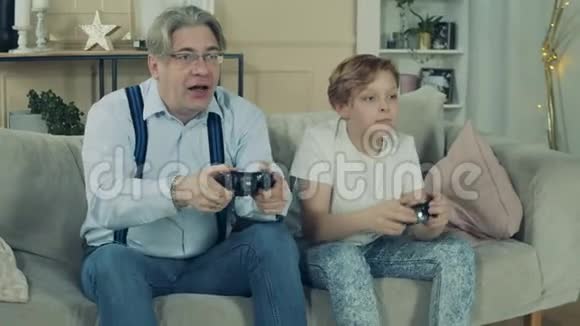 老人和他的孙子正在一款电子游戏中获胜视频的预览图