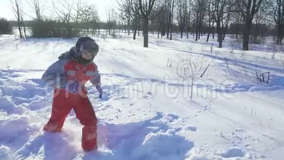 快乐的孩子在大雪的冬季公园奔跑视频的预览图