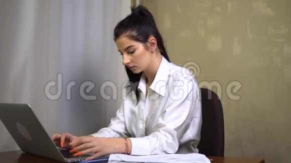 专注于商业的女人在笔记本电脑上打字忙着工作秘书视频的预览图
